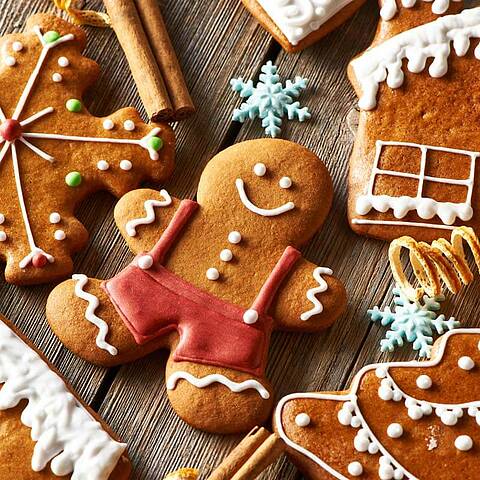 Biscuits de Noël en pain d'épices joliment décorés