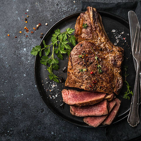 Steak de bœuf à point tranché sur assiette noire