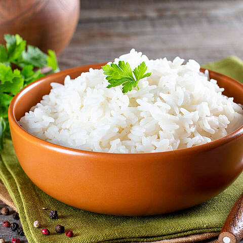 Riz blanc dans un bol brun