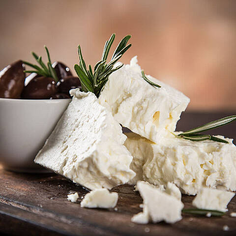 Feta et fromage de brebis à côté d'un bol d'olives