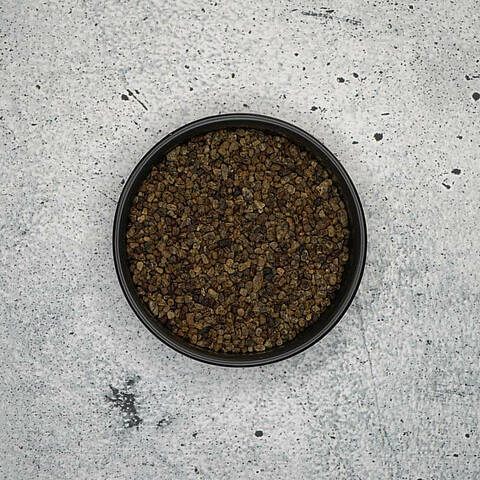 Graines de cardamome entières dans une coupelle