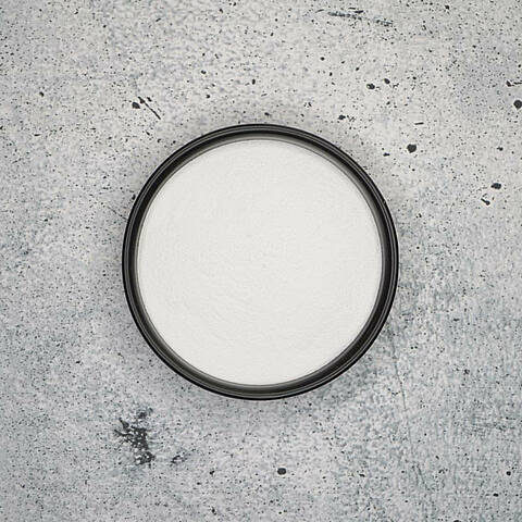 Additif ABC Pousse dans une coupelle noire