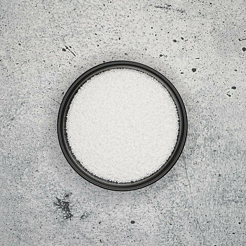 Additif potasse dans une coupelle noire