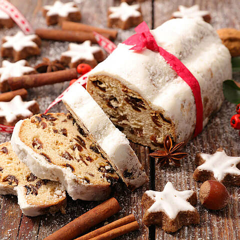 Stollen de Noël en tranches avec étoiles à la cannelle