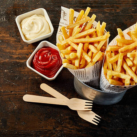 Deux cornets de frites avec mayonnaise et ketchup