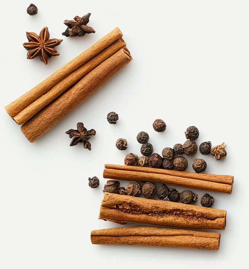 Zimtstangen mit Pfefferkörnern und Sternanis